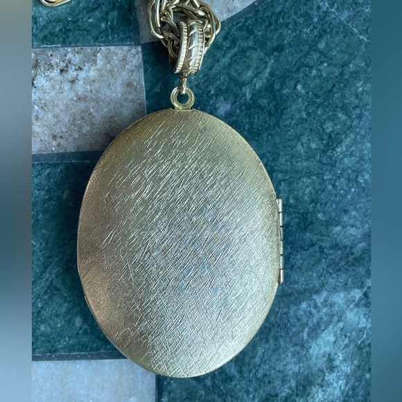 Vintage Large Whiting Davis Gold Tone Locket w/ Pastoral Scene - Picture 2 of 7